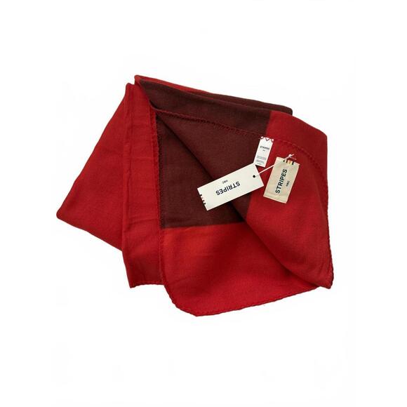 🎁 🇨🇦 Hudson’s Bay Company (HBC) Fleece Throw | Red & Burgundy | 70″ × 50″ - Picture 3 of 3